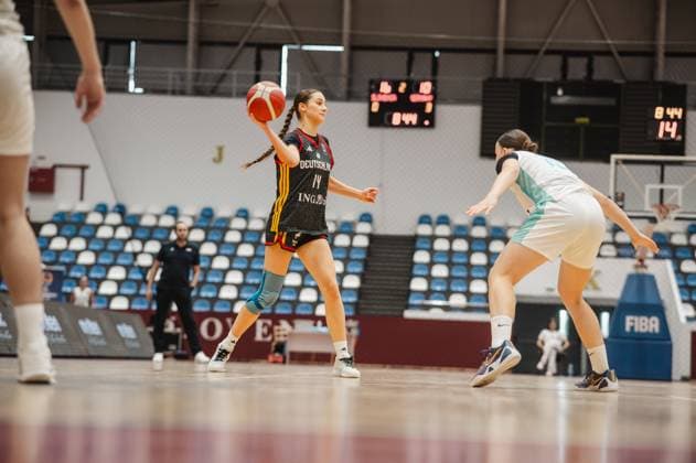 Mia Melissa Koloszar ( 14; Team Deutschland u16w 2026) hält den Ball hoch und sucht eine Anspielstation, während eine Spielerin von Slovenia in der Defensive steht. Die Szene findet in der Pitesti Arena statt. Mia Melissa Koloszar ( 14; Deutschland u16w) im Angriff gegen Slovenia *** Mia Melissa Koloszar, No. 14, Team Germany U16 Women 2026, holds the ball aloft and looks for a teammate to pass to, while a Slovenian player is on defense. The scene takes place at the Pitesti Arena. Mia Melissa Koloszar, No. 14, Germany U16 Women, on the attack against Slovenia Copyright: xJoelxKruehlerx
