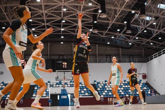 Matilda Blanarik ( 3; Team Deutschland u16w 2026) steigt zum Sprungwurf auf und lässt den Ball in Richtung Korb fliegen. Zwei Spielerinnen Sloweniens versuchen den Wurf zu blocken, während Mia Melissa Koloszar ( 14; Deutschland u16w) im Hintergrund positioniert ist. Matilda Blanarik ( 3; Deutschland u16w) beim Sprungwurf gegen Slowenien *** Matilda Blanarik 3 of Team Germany U16W 2026 steps up for a jump shot and sends the ball flying toward the basket. Two Slovenian players try to block the shot, while Mia Melissa Koloszar 14 of Germany U16 Women is positioned in the background. Matilda Blanarik 3 of Germany U16 Women takes a jump shot against Slovenia Copyright: xJoelxKruehlerx