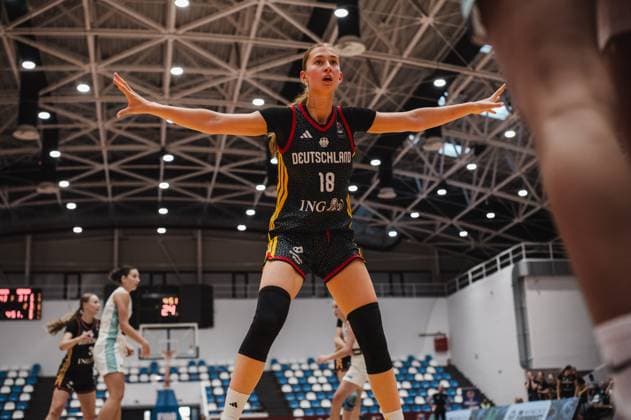 Nele Prowaznik ( 18; Team Deutschland u16w 2026) steht mit weit ausgebreiteten Armen in der Defensive und blickt konzentriert nach oben. Im Hintergrund sind weitere Spielerinnen beider Teams sowie die Anzeigetafel der Pitesti Arena zu sehen. Nele Prowaznik ( 18; Team Deutschland u16w 2026) mit ausgebreiteten Armen in Defensivstellung *** Nele Prowaznik, No. 18, Team Germany U16w 2026, stands in a defensive stance with her arms spread wide and looks up intently. In the background, other players from both teams can be seen, as well as the scoreboard at Pitesti Arena. Nele Prowaznik, No. 18, Team Germany U16w 2026 in a defensive stance with her arms outstretched Copyright: xJoelxKruehlerx