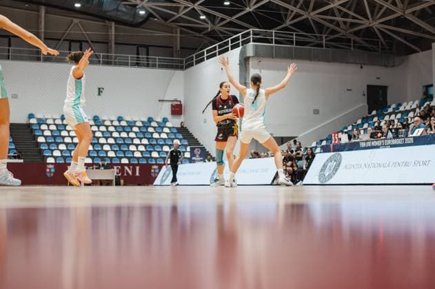 Eine Spielerin von Team Deutschland u16w hält den Ball und sucht unter Druck von Nea Mlinaric ( 4; Slovenia) nach einer Anspielstation. Zwei weitere slowenische Spielerinnen strecken die Arme hoch, um den Pass zu verhindern. Deutschland u16w im Ballbesitz gegen Slowenien bei FIBA U16 Women s EuroBasket 2026 *** A player from Team Germany U16 Women holds the ball and, under pressure from Nea Mlinaric of Slovenia, looks for a passing option. Two other Slovenian players raise their arms, trying to block the pass. Germany U16 Women in possession against Slovenia at the FIBA U16 Women’s EuroBasket 2026 Copyright: xJoelxKruehlerx