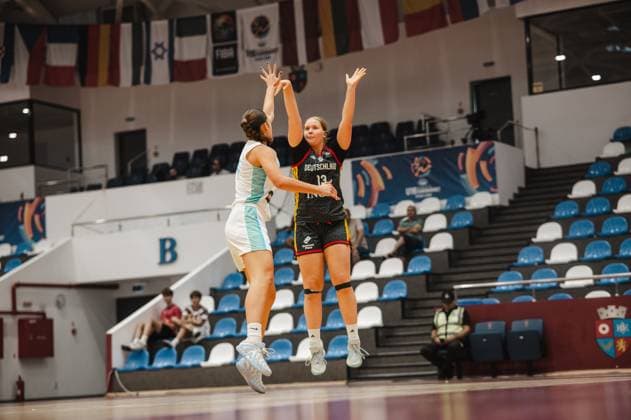 Magdalena Körbel ( 13; Team Deutschland u16w 2026) streckt die Arme hoch und versucht den Wurf einer Spielerin Sloweniens zu blocken. Die Szene findet in der Pitesti Arena statt, im Hintergrund sind Länderflaggen und blaue Zuschauerränge zu sehen. Magdalena Körbel ( 13; Deutschland u16w) blockt Wurfversuch Sloweniens *** Magdalena Körbel, 13, of Team Germany U16 Girls 2026, raises her arms and tries to block a shot by a Slovenian player. The scene takes place at the Pitesti Arena; with national flags and blue spectator stands visible in the background. Magdalena Körbel, No. 13, Germany U16 Women’s Team, blocks Slovenia’s shot attempt. Copyright: xJoelxKruehlerx