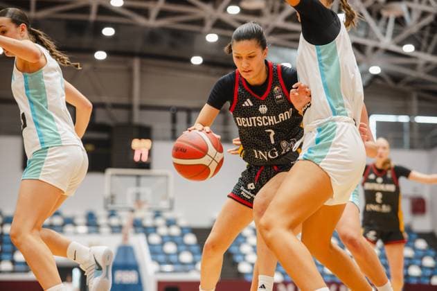 Lana Förster ( 7; Team Deutschland u16w 2026) treibt den Ball durch zwei Spielerinnen Sloweniens in der Pitesti Arena. Die Szene zeigt intensiven Körperkontakt im Zweikampf. Lana Förster ( 7; Deutschland u16w) dribbelt durch Sloweniens Abwehr *** Lana Förster (No. 7) of Team Germany U16 Women 2026 drives the ball past two Slovenian players at the Pitesti Arena. The scene shows intense physical contact during a one-on-one battle. Lana Förster (No. 7) of Team Germany U16 Women dribbles through Slovenia’s defense. Copyright: xJoelxKruehlerx