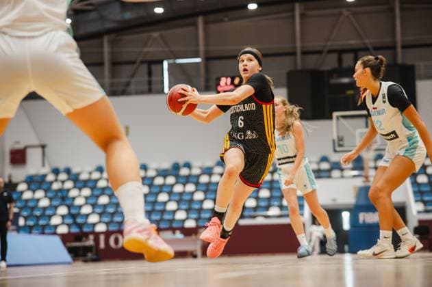 Emilia Atsur ( 6; Deutschland u16w) treibt den Ball in einem dynamischen Korbanlauf durch die Abwehr Sloweniens. Im Hintergrund sind Spielerinnen Sloweniens, darunter 10 und 12, in Verteidigungsstellung zu sehen. Emilia Atsur ( 6; Deutschland u16w) beim Korbanlauf gegen Slowenien *** Emilia Atsur (No. 6), Germany U16 Women s Team, drives the ball through Slovenia s defense on a dynamic drive to the basket. In the background, Slovenian players—including Nos. 10 and 12—can be seen in defensive positions. Emilia Atsur (No. 6), Germany U16 Women s Team, on a drive to the basket against Slovenia Copyright: xJoelxKruehlerx
