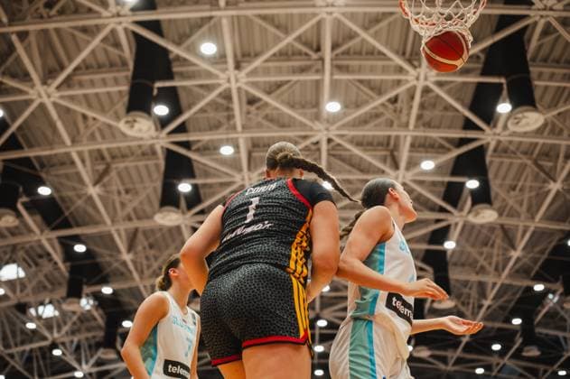 Luana Coaja ( 1; Team Deutschland u16w 2026) kämpft von unten um Rebound-Position gegen eine Spielerin von Slovenia, der Ball ist bereits im Korb sichtbar. Die Froschperspektive zeigt die Intensität des Duells unter dem Basket in der Pitesti Arena. Luana Coaja ( 1; Deutschland u16w) im Zweikampf unter dem Korb *** Luana Coaja, a member of Team Germany U16 Women 2026, battles from below for a rebound against a player from Slovenia; with the ball already visible in the basket. The low-angle shot highlights the intensity of the battle under the basket at the Pitesti Arena. Luana Coaja 1 of Germany U16 Women is locked in a duel under the basket. Copyright: xJoelxKruehlerx