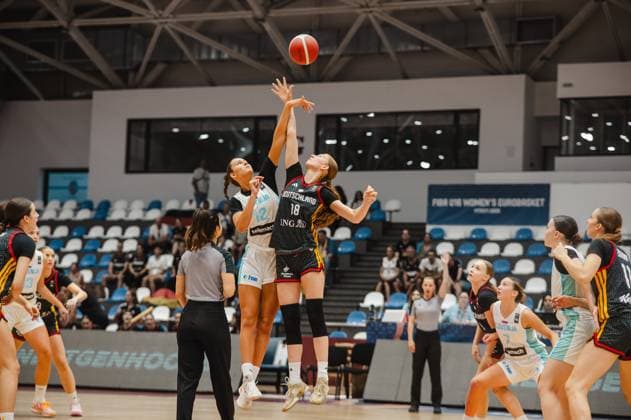 Nele Prowaznik ( 18; Team Deutschland u16w 2026) und eine Spielerin von Slovenia ( 12) springen beim Tip-off in der Pitesti Arena zum Sprungball. Der Ball steigt hoch in die Luft, während beide Teams am Kreis positioniert sind. Nele Prowaznik ( 18; Deutschland u16w) beim Sprungball gegen Slovenia *** Nele Prowaznik, 18, of Team Germany U16 Women 2026, and a player from Slovenia, 12, jump for the tip-off at the Pitesti Arena. The ball soars high into the air, while both teams are positioned at the center circle. Nele Prowaznik, No. 18 for Germany U16 Women, takes the jump ball against Slovenia. Copyright: xJoelxKruehlerx