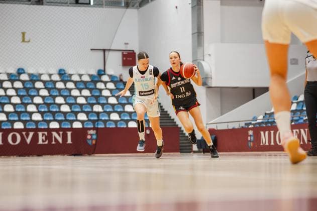 Jamie Zentgraf ( 11; Team Deutschland u16w 2026) treibt den Ball voran und behauptet sich gegen Nusa Brodnik ( 15; Slovenia) in der Pitesti Arena. Beide Spielerinnen sind in vollem Lauf, ein Schiedsrichter ist am rechten Bildrand zu sehen. Jamie Zentgraf ( 11; Deutschland u16w) im Zweikampf mit Nusa Brodnik ( 15; Slovenia) *** Jamie Zentgraf, 11, Team Germany U16 Women 2026, drives the ball forward and holds her ground against Nusa Brodnik, 15, Slovenia, at the Pitesti Arena. Both players are in full stride, and a referee can be seen on the right edge of the frame. Jamie Zentgraf (11), Germany U16 Women, in a one-on-one battle with Nusa Brodnik (15), Slovenia Copyright: xJoelxKruehlerx