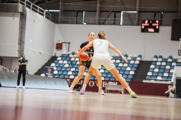 Eine Spielerin von Team Deutschland u16w behauptet den Ball im Eins-gegen-Eins gegen Anais Gobec ( 7; Slovenia) in der Pitesti Arena. Die deutsche Spielerin schirmt den Ball mit dem Körper ab und sucht eine Anspielstation. Deutschland u16w im Eins-gegen-Eins gegen Slowenien in Pitesti *** A player from Team Germany U16w holds onto the ball in a one-on-one situation against Anais Gobec of Slovenia 7 at the Pitesti Arena. The German player shields the ball with her body and looks for a teammate to pass to. Germany U16w in a one-on-one situation against Slovenia in Pitesti Copyright: xJoelxKruehlerx