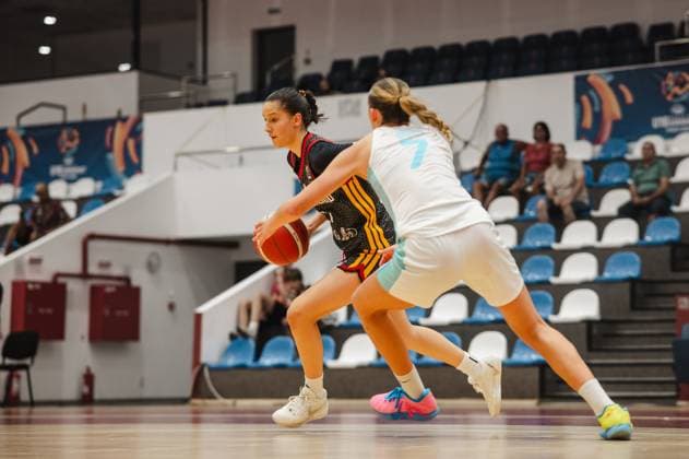 Eine Spielerin von Deutschland u16w dribbelt mit dem Ball und behauptet sich gegen eine Gegenspielerin von Slowenien ( 7; Anais Gobec) in der Pitesti Arena. Beide Spielerinnen sind in intensivem Körperkontakt beim Eins-gegen-eins. Deutschland u16w im Zweikampf gegen Slowenien in Pitesti *** A player from Germany s U16 women s team dribbles the ball and holds her ground against an opponent from Slovenia, No. 7 Anais Gobec, at the Pitesti Arena. Both players are locked in intense physical contact during a one-on-one matchup as Germany s U16 women s team faces Slovenia in Pitesti. Copyright: xJoelxKruehlerx