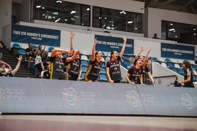 Mehrere Spielerinnen von Team Deutschland u16w feiern ausgelassen an der Seitenlinie in der Pitesti Arena. Sichtbar sind u.a. Catharina Schlechter ( 2; Deutschland u16w), Vilte Lendziaviciute ( 1; Deutschland u16w), Mia Melissa Koloszar ( 14; Deutschland u16w) und Emilia Atsur ( 6; Deutschland u16w) mit erhobenen Armen und jubelnden Gesten. Team Deutschland u16w jubelt an der Seitenlinie beim FIBA U16 Women s Eurobasket *** Several players from Team Germany U16w are celebrating exuberantly on the sidelines at the Pitesti Arena. Among those visible are Catharina Schlechter 2, Germany U16w, Vilte Lendziaviciute 1, Germany U16w, Mia Melissa Koloszar 14, Germany U16 Women, and Emilia Atsur 6, Germany U16 Women, with their arms raised and cheering. Team Germany U16 Women cheers on the sidelines at the FIBA U16 Women’s EuroBasket. Copyright: xJoelxKruehlerx
