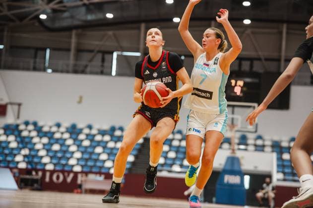 Eine Spielerin von Team Deutschland u16w treibt den Ball zum Korb und wird dabei von Anais Gobec ( 7; Slovenia) unter Druck gesetzt. Die Szene findet in der Pitesti Arena statt. Deutschland u16w im Zweikampf gegen Anais Gobec ( 7; Slovenia) *** A player from Team Germany U16w drives toward the basket and is pressured by Anais Gobec 7 of Slovenia. The play takes place at the Pitesti Arena. Team Germany U16w goes head-to-head with Anais Gobec 7 of Slovenia. Copyright: xJoelxKruehlerx