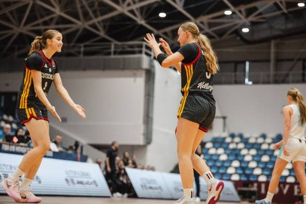 Ella Schrader ( 9; Deutschland u16w) und eine Teamkollegin klatschen sich nach einer Spielaktion in der Pitesti Arena ab. Im Hintergrund ist eine Gegenspielerin in weißem Trikot zu sehen. Ella Schrader ( 9; Deutschland u16w) und Teamkollegin im Jubel *** Ella Schrader 9 of Germany s U16 women s team and a teammate high-five each other after a play at the Pitesti Arena. An opposing player in a white jersey can be seen in the background. Ella Schrader 9 of Germany s U16 women s team and a teammate celebrate. Copyright: xJoelxKruehlerx