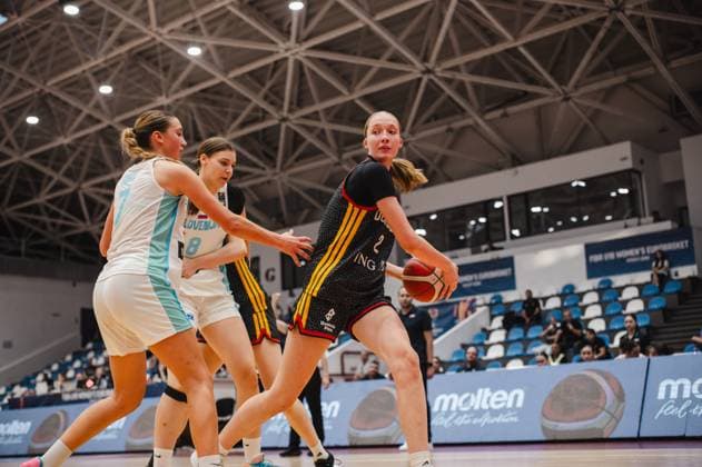 Eine belgische Spielerin ( 2) treibt den Ball durch die Abwehr Sloweniens in der Pitesti Arena. Zwei slowenische Spielerinnen versuchen den Ballgewinn zu erzwingen. Belgien 2 im Dribbling gegen Slowenien beim FIBA U18 Women s EuroBasket *** A Belgian player on Team 2 drives the ball through Slovenia s defense at the Pitesti Arena. Two Slovenian players try to force a turnover. Belgium 2 dribbles against Slovenia at the FIBA U18 Women s EuroBasket. Copyright: xJoelxKruehlerx