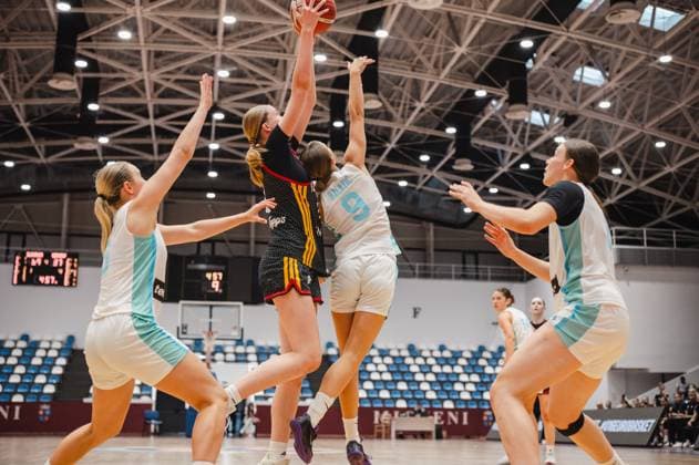 Eine Spielerin von Team Deutschland u16w springt zum Korbwurf hoch, während Nika Balazic ( 9; Slovenia) den Ball blockt. Drei weitere slowenische Spielerinnen sichern die Abwehr in der Pitesti Arena. Nika Balazic ( 9; Slovenia) blockt Wurfversuch von Team Deutschland u16w *** A player from Team Germany U16w jumps up to shoot for the basket, while Nika Balazic 9 of Slovenia blocks the shot. Three other Slovenian players shore up the defense at the Pitesti Arena. Nika Balazic 9 of Slovenia blocks a shot attempt by Team Germany U16w. Copyright: xJoelxKruehlerx
