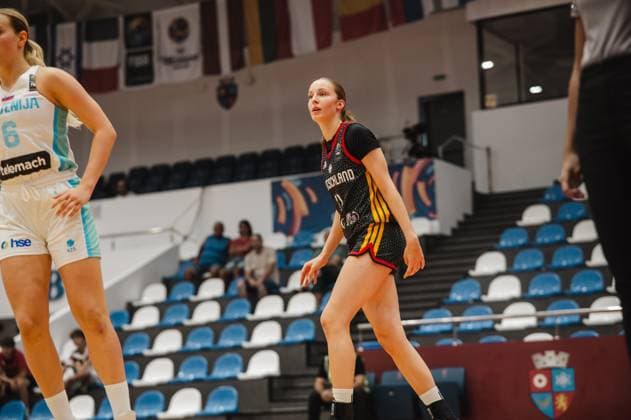 Eine Spielerin von Team Deutschland u16w beobachtet konzentriert das Spielgeschehen in der Pitesti Arena. Links im Bild steht eine Spielerin Slovenias ( 6). Deutschland u16w im Spiel gegen Slovenia in der Pitesti Arena *** A player from Team Germany U16w watches the action intently at the Pitesti Arena. On the left in the photo is a player from Slovenia. Germany U16w in their game against Slovenia at the Pitesti Arena Copyright: xJoelxKruehlerx