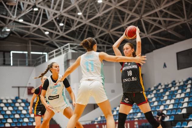 Nele Prowaznik ( 18; Team Deutschland u16w 2026) geht mit dem Ball hoch zum Wurf, während Ajda Praper ( 11; Slovenia) die Verteidigung übernimmt. Ema Lorbek ( 12; Slovenia) beobachtet die Szene aus dem Hintergrund in der Pitesti Arena. Nele Prowaznik ( 18; Team Deutschland u16w 2026) beim Wurfversuch gegen Slowenien *** Nele Prowaznik, No. 18, Team Germany U16 Women 2026, rises with the ball to take a shot, while Ajda Praper 11 of Slovenia takes over on defense. Ema Lorbek 12 of Slovenia watches the action from the sidelines at the Pitesti Arena. Nele Prowaznik 18 of Team Germany U16W 2026 attempts a shot against Slovenia. Copyright: xJoelxKruehlerx
