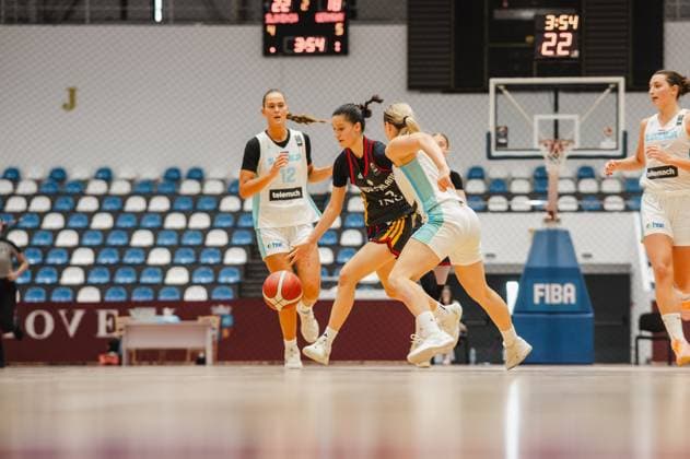 Eine Spielerin von Team Deutschland u16w treibt den Ball durch die Abwehr von Slovenia, während Ema Lorbek ( 12; Slovenia) im Hintergrund mitläuft. Die Szene zeigt einen intensiven Zweikampf in der Pitesti Arena beim FIBA-Turnier. Deutschland u16w im Dribbling-Zweikampf gegen Slovenia in Pitesti *** A player from Team Germany U16w drives the ball through Slovenia s defense, while Ema Lorbek (No. 12, Slovenia) runs alongside her in the background. The scene shows an intense one-on-one battle at the Pitesti Arena during the FIBA U16w tournament in Germany, as Germany faces Slovenia in a dribbling duel in Pitesti. Copyright: xJoelxKruehlerx