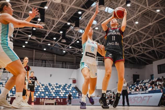 Jamie Zentgraf ( 11; Team Deutschland u16w 2026) geht mit dem Ball hoch zum Wurfversuch, während Nika Balazic ( 9; Slovenia) die Arme streckt, um den Wurf zu blocken. Die Szene zeigt einen intensiven Zweikampf in der Pitesti Arena beim FIBA U16 Women s EuroBasket 2026. Jamie Zentgraf ( 11; Deutschland u16w) zieht zum Korb gegen Slowenien *** Jamie Zentgraf 11 of Team Germany U16W 2026 rises with the ball to attempt a shot, while Nika Balazic 9 of Slovenia stretches out her arms to block the shot. The scene shows an intense matchup at the Pitesti Arena during the 2026 FIBA U16 Women’s EuroBasket. Jamie Zentgraf (11), Germany U16 Women, drives to the basket against Slovenia. Copyright: xJoelxKruehlerx