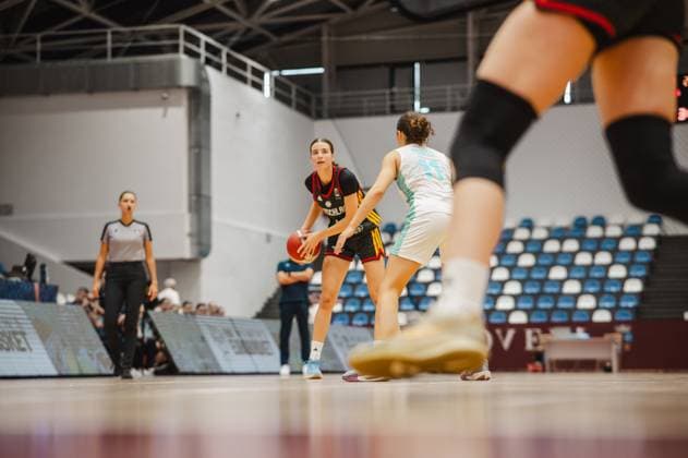 Eine Spielerin von Team Deutschland u16w hält den Ball und sucht eine Anspielstation, während eine Spielerin Slovenias ( 11) sie unter Druck setzt. Im Hintergrund beobachtet eine Schiedsrichterin die Szene. Deutschland u16w im Ballbesitz gegen Slovenia in der Pitesti Arena *** A player from Team Germany U16w holds the ball and looks for a passing option while a player from Slovenia No. 11 puts pressure on her. In the background, a referee watches the action as Germany U16w has possession against Slovenia at the Pitesti Arena. Copyright: xJoelxKruehlerx