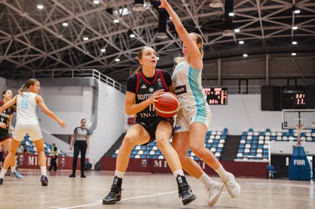 Jamie Zentgraf ( 11; Team Deutschland u16w 2026) treibt den Ball unter dem Korbleger-Versuch einer slowenischen Verteidigerin voran und sucht den Abschluss. Im Hintergrund sind weitere Spielerinnen beider Teams sowie ein Schiedsrichter zu sehen. Jamie Zentgraf ( 11; Deutschland u16w) im Eins-gegen-Eins gegen Slowenien *** Jamie Zentgraf, No. 11, Team Germany U16 Women 2026, drives the ball past a Slovenian defender attempting a layup and looks to finish the play. In the background, other players from both teams and a referee can be seen. Jamie Zentgraf, No. 11, Germany U16 Women, in a one-on-one situation against Sloveniaenien Copyright: xJoelxKruehlerx