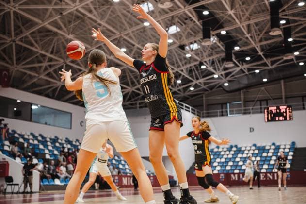 Jamie Zentgraf ( 11; Team Deutschland u16w 2026) streckt beide Arme hoch und blockt den Wurfversuch einer Spielerin von Slovenia ( 5) in der Pitesti Arena. Im Hintergrund ist Nele Prowaznik ( 18; Team Deutschland u16w 2026) in Bereitschaftsposition zu sehen. Jamie Zentgraf ( 11; Team Deutschland u16w 2026) blockt gegen Slovenia *** Jamie Zentgraf 11 of Team Germany U16W 2026 raises both arms and blocks a shot attempt by a player from Slovenia 5 at the Pitesti Arena. In the background, Nele Prowaznik 18 of Team Germany U16W 2026 can be seen in a ready position. Jamie Zentgraf, No. 11 for Team Germany U16W 2026, blocks a shot against Slovenia Copyright: xJoelxKruehlerx