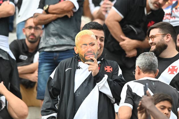 Vasco x Santos RIO DE JANEIRO, RJ - 16.08.2026: VASCO X SANTOS - Vasco fans wearing Neymar masks crying during Vasco da Gama x Santos, a match valid for the 23rd round of the 2026 Brazilian Championship, held at the Sao Januario stadium, located in the city of Rio de Janeiro (RJ), on the afternoon of this Sunday (16). (Photo: Nayra Halm Fotoarena) x2999267x  NayraxHalm