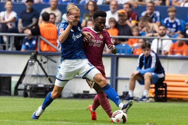 Gelsenkirchen, Germany, 16.08.26, Timo Becker (FC Schalke 04) und Vinicius Junior (Real Madrid) im Zweikampf waehrend des Testspiels zwischen FC Schalke 04 - Real Madrid in der Veltins Arena in Gelsenkirchen. (Photo by Joachim Bywaletz) DFB DFL REGULATIONS PROHIBIT ANY USE OF PHOTOGRAPHS AS IMAGE SEQUENCES AND OR QUASI-VIDEO. *** Gelsenkirchen, Germany, August 16, 2026, Timo Becker of FC Schalke 04 and Vinicius Junior of Real Madrid in a duel during the friendly match between FC Schalke 04 and Real Madrid at the Veltins Arena in Gelsenkirchen. Photo by Joachim Bywaletz. DFB and DFL regulations prohibit any use of photographs as IMAGE SEQUENCES AND OR QUASI-VIDEO Copyright: JoachimxBywaletz xJB-Sportfoto