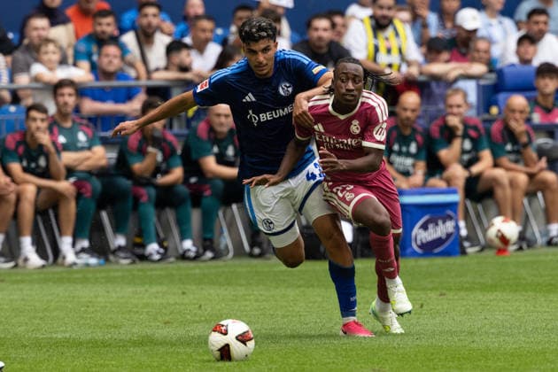 Gelsenkirchen, Germany, 16.08.26, Mertcan Ayhan (FC Schalke 04) und Yan Diomande im Zweikampf waehrend des Testspiels zwischen FC Schalke 04 - Real Madrid in der Veltins Arena in Gelsenkirchen. (Photo by Joachim Bywaletz) DFB DFL REGULATIONS PROHIBIT ANY USE OF PHOTOGRAPHS AS IMAGE SEQUENCES AND OR QUASI-VIDEO. *** Gelsenkirchen, Germany, August 16, 2026, Mertcan Ayhan of FC Schalke 04 and Yan Diomande in a tackle during the friendly match between FC Schalke 04 and Real Madrid at the Veltins Arena in Gelsenkirchen. Photo by Joachim Bywaletz. DFB and DFL regulations prohibit any use of photographs as iIMAGE SEQUENCES AND OR QUASI-VIDEO Copyright: JoachimxBywaletz xJB-Sportfoto