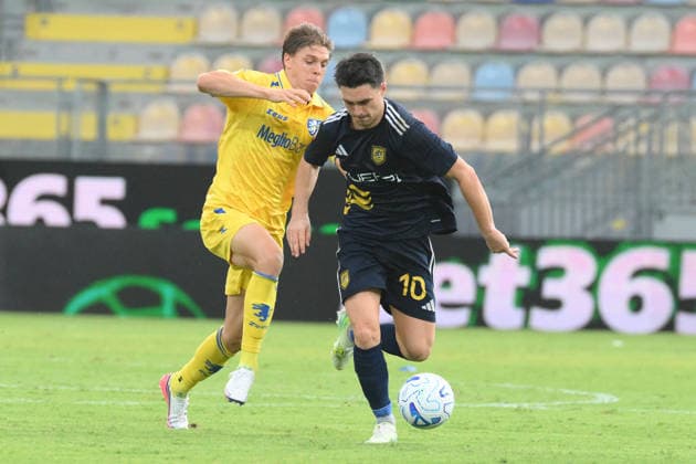 SOCCER - Coppa Italia - Frosinone Calcio vs. SS Juve Stabia Photo by IPA ABACAPRESS.COM87549865 - Christian Pierobon of SS Juve Stabia battles for the ball with Alessio Zerbin of Frosinone Calcio during the Coppa Italia Freccia Rossa match between Frosinone Calcio and SS Juve Stabia at Benito Stirpe Stadium Frosinone Italy  Copyright: xIPAxSport ABACAx