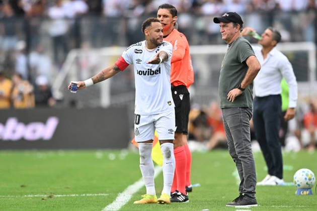 Vasco x Santos RIO DE JANEIRO, RJ - 16.08.2026: VASCO X SANTOS - Neymar stays off the field waiting for the new rule during Vasco da Gama x Santos, a match valid for the 23rd round of the 2026 Brazilian Championship, held at the Sao Januario stadium, located in the city of Rio de Janeiro (RJ), on the afternoon of this Sunday (16). (Photo: Nayra Halm Fotoarena) x2999293x  NayraxHalm
