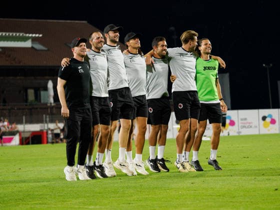 Feiernder und hüpfender Staff von Viktoria Koeln nach 1:3 Sieg, links Marian Wilhelm (FC Viktoria Koeln, Trainer) GER, Fussball, VfB Stuttgart II vs. Viktoria Koeln, 3. Liga, 2. Spieltag, Saison 2026 2027, 16.08.2026 GER, Fussball, VfB Stuttgart II vs. Viktoria Koeln, 3. Liga, 2. Spieltag, Saison 2026 2027, 16.08.2026 Aspach *** The Viktoria Cologne team celebrating and jumping for joy after a 1-3 victory; on the left, Marian Wilhelm of FC Viktoria Cologne, coach; GER, soccer, VfB Stuttgart II vs. Viktoria Cologne, 3. Liga, Matchday 2, 2026–2027 season, August 16, 2026, GER, soccer, VfB Stuttgart II vs. Viktoria Cologne, 3. Liga, Matchday 2, 2026–2027 season, August 16, 2026, Aspach Copyright: xCarstenxSchweringx EP_CSG