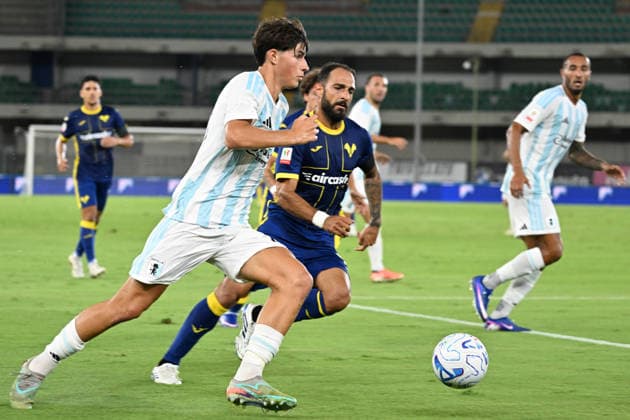 IPA87550922 - Tommaso Annoni of Virtus Entella Chiavari is challenged by Grigoris Kastanos of Hellas Verona FC during the soccer match between Hellas Verona FC and Virtus Entella Chiavari, Round of 32 of the 2026 2027 Frecciarossa Italian Cup at Marcantonio Bentegodi Stadium on August 16, 2026, in Verona, Italy.  Copyright: xRobertoxTommasini IPAxSportx xx 87550922