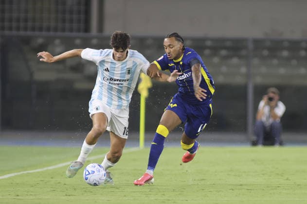 IPA87551123 - Tommaso Annoni of Virtus Entella battles for the ball with Dailon Livramento of Hellas Verona FC during the Hellas Verona FC vs. Virtus Entella match—the 32nd round of the 2026-27 Coppa Italia Frecciarossa—at Marcantonio Bentegodi Stadium in Verona (VR), Italy, on August 16, 2026.  Copyright: xDavidexCasentini IPAxSportx xx 87551123