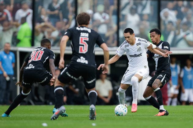 August 16, 2026, Rio De Janeiro, Rio De Janeiro, Brazil: RIO DE JANEIRO, BRAZIL - AUGUST 16: CABALLERO of Santos battle for the ball with TCHE TCHE of Vasco da Gama during the match between Vasco Da Gama and Santos as part of Brasileirao 2026 at Sao Januario Stadium on August 16, 2026 in Rio de Janeiro, Brazil. Soccer - Brasileirao 2026 - Vasco Da Gama V Santos  - ZUMAc227 20260816_zsp_c227_009 Copyright: xRuanoxCarneirox