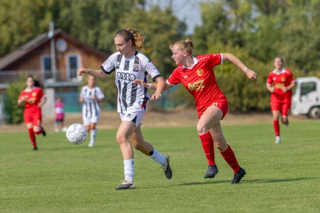 Erfurt, Deutschland 16. August 2026: DFB-Pokal Frauen - 2026 2027 - Play-off - 1. FFV Erfurt gegen FC Ingolstadt 04 Im Bild: v. li. im Zweikampf Mila Steinhart (FCI) und Pia Huck (Erfurt) DFL DFB regulations prohibit any use of photographs as image sequences and or quasi-video Sportpark Johannesplatz Thüringen *** Erfurt, Germany, August 16, 2026, 2026–2027 DFB Women’s Cup, Playoff 1: FFV Erfurt vs. FC Ingolstadt 04. Pictured, from left, in a tackle: Mila Steinhart (FCI) and Pia Huck (Erfurt). DFL and DFB regulations prohibit any use of photographs as image sequences and or quasi-video. Sportpark Johannesplatz, Thuringia Copyright: xFotostandx xSchäferx