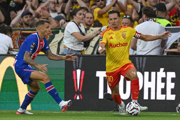 260816 RC Lens vs PSG Lucas Digne (12) of PSG defending on Florian Thauvin (10) of RC Lens during the French season 2026 - 2027 Trophee des champions - supercup game between Racing Club De Lens and Paris Saint-Germain on August 16 , 2026 in Lens, France. (Photo by David Catry sportpix) Lens Stade Bollaert Delelis Hauts de France France  Copyright: xsportpixxDavidxCatryx
