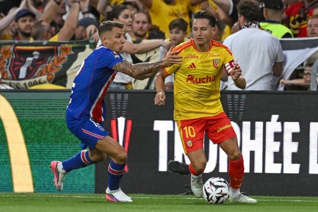 260816 RC Lens vs PSG Lucas Digne (12) of PSG defending on Florian Thauvin (10) of RC Lens during the French season 2026 - 2027 Trophee des champions - supercup game between Racing Club De Lens and Paris Saint-Germain on August 16 , 2026 in Lens, France. (Photo by David Catry sportpix) Lens Stade Bollaert Delelis Hauts de France France  Copyright: xsportpixxDavidxCatryx