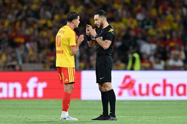 260816 RC Lens vs PSG Florian Thauvin (10) of RC Lens in talks with referee Jeremie Pignard during the French season 2026 - 2027 Trophee des champions - supercup game between Racing Club De Lens and Paris Saint-Germain on August 16 , 2026 in Lens, France. (Photo by David Catry sportpix) Lens Stade Bollaert Delelis Hauts de France France  Copyright: xsportpixxDavidxCatryx
