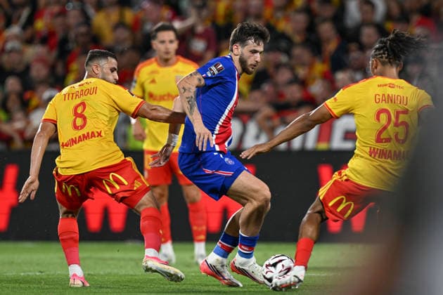 260816 RC Lens vs PSG Yassine Titraoui (8) of RC Lens and Ismaelo Ganiou (25) of RC Lens defending on Khvicha Kvaratskhelia (7) of PSG during the French season 2026 - 2027 Trophee des champions - supercup game between Racing Club De Lens and Paris Saint-Germain on August 16 , 2026 in Lens, France. (Photo by David Catry sportpix) Lens Stade Bollaert Delelis Hauts de France France  Copyright: xsportpixxDavidxCatryx