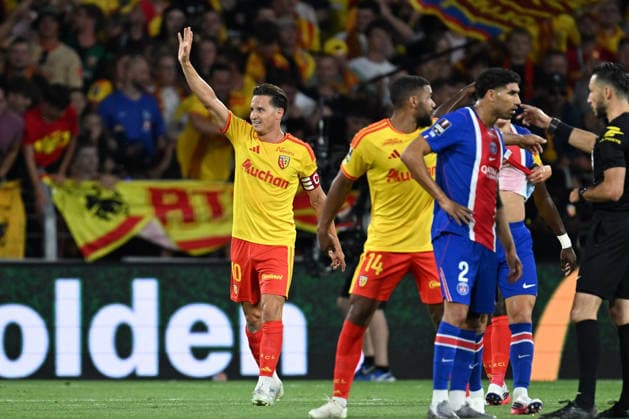 260816 RC Lens vs PSG Florian Thauvin (10) of RC Lens celebrates after scoring the 1-0 goal during the French season 2026 - 2027 Trophee des champions - supercup game between Racing Club De Lens and Paris Saint-Germain on August 16 , 2026 in Lens, France. (Photo by David Catry sportpix) Lens Stade Bollaert Delelis Hauts de France France  Copyright: xsportpixxDavidxCatryx
