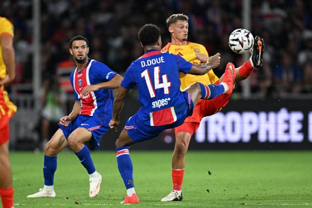 260816 RC Lens vs PSG Michael Cuisance (27) of RC Lens fighting for the ball with Desire Doue (14) of PSG during the French season 2026 - 2027 Trophee des champions - supercup game between Racing Club De Lens and Paris Saint-Germain on August 16 , 2026 in Lens, France. (Photo by David Catry sportpix) Lens Stade Bollaert Delelis Hauts de France France  Copyright: xsportpixxDavidxCatryx