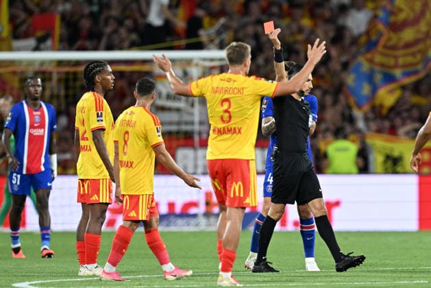 260816 RC Lens vs PSG Kyllian Antonio (32) of RC Lens receives a red card from referee Jeremie Pignard during the French season 2026 - 2027 Trophee des champions - supercup game between Racing Club De Lens and Paris Saint-Germain on August 16 , 2026 in Lens, France. (Photo by David Catry sportpix) Lens Stade Bollaert Delelis Hauts de France France  Copyright: xsportpixxDavidxCatryx