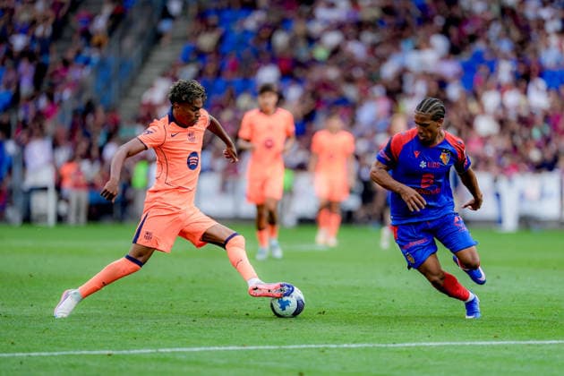 BASEL, SWITZERLAND - AUGUST 16: Kevin Ruegg (Kevin Rüegg) (27 FC Basel 1893), (right), and Lamine Yamal (10 FC Barcelona, Barca , (left), in action during the friendly match between FC Basel 1893 and FC Barcelona at St. Jakob Park Stadium on August 16, 2026 in Basel, Switzerland.  Copyright: xPriscilaxBütlerx xSPPx Sportspressphoto_SPR209178
