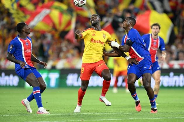 260816 RC Lens vs PSG Abdallah Sima (19) of RC Lens fighting for the ball with Willian Pacho (51) of PSG during the French season 2026 - 2027 Trophee des champions - supercup game between Racing Club De Lens and Paris Saint-Germain on August 16 , 2026 in Lens, France. (Photo by David Catry sportpix) Lens Stade Bollaert Delelis Hauts de France France  Copyright: xsportpixxDavidxCatryx