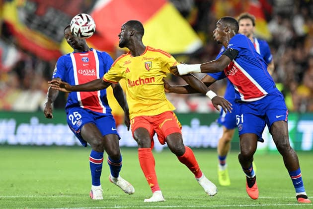 260816 RC Lens vs PSG Abdallah Sima (19) of RC Lens fighting for the ball with Willian Pacho (51) of PSG and Nuno Alexandre Tavares Mendes (25) of PSG during the French season 2026 - 2027 Trophee des champions - supercup game between Racing Club De Lens and Paris Saint-Germain on August 16 , 2026 in Lens, France. (Photo by David Catry sportpix) Lens Stade Bollaert Delelis Hauts de France France  Copyright: xsportpixxDavidxCatryx