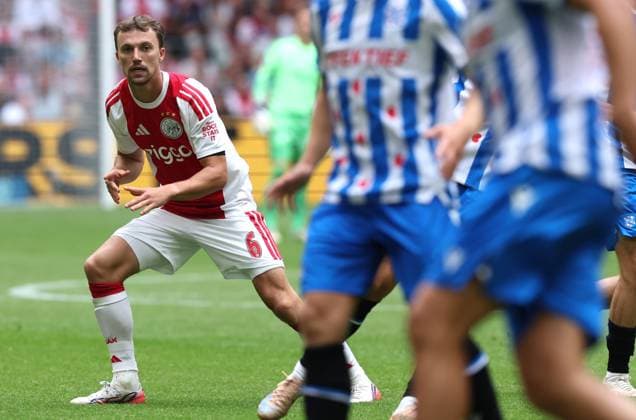 AMSTERDAM - AFC Ajax Amsterdam verdediger Youri Regeer tijdens de Vriendenloterij eredivisie wedstrijd tussen Ajax en SC Heerenveen in Johan Cruijff ArenA op 16 augustus 2026 in Amsterdam , Nederland. -
