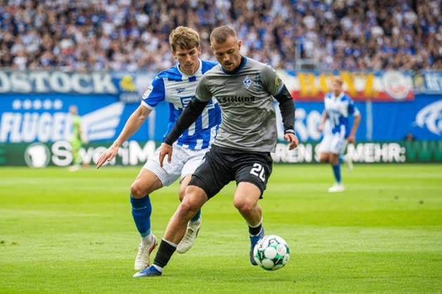 Rostock, Deutschland 16. August 2026: 3. Liga - 2026 2027 - Sp. 2 - FC Hansa Rostock gegen SV Waldhof Mannheim Im Bild: v. li. im Zweikampf Florian Bohnert (Hansa Rostock) und Kushtrim Asallari (Waldhof Mannheim) *** Rostock, Germany, August 16, 2026; 3. Liga 2026–2027, Matchday 2: FC Hansa Rostock vs. SV Waldhof Mannheim. Pictured, from left, in a tackle: Florian Bohnert of Hansa Rostock and Kushtrim Asallari of Waldhof Mannheim. Copyright: xFotostandx xVoelkerx