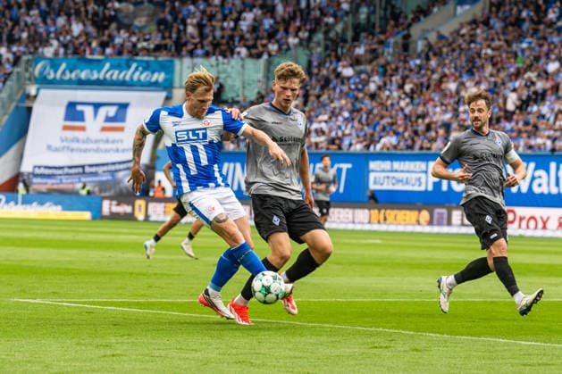 Rostock, Deutschland 16. August 2026: 3. Liga - 2026 2027 - Sp. 2 - FC Hansa Rostock gegen SV Waldhof Mannheim Im Bild: v. li. im Zweikampf Andreas Voglsammer (Hansa Rostock) und Moritz Polte (Waldhof Mannheim) *** Rostock, Germany, August 16, 2026; 3. Liga 2026–2027, Matchday 2: FC Hansa Rostock vs. SV Waldhof Mannheim. Pictured, from left, in a tackle: Andreas Voglsammer of Hansa Rostock and Moritz Polte of Waldhof Mannheim. Copyright: xFotostandx xVoelkerx