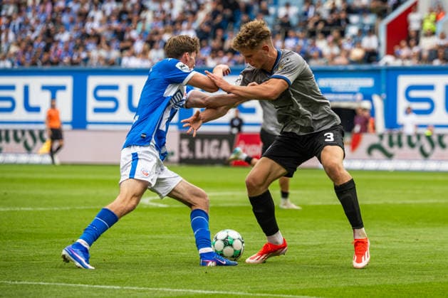 Rostock, Deutschland 16. August 2026: 3. Liga - 2026 2027 - Sp. 2 - FC Hansa Rostock gegen SV Waldhof Mannheim Im Bild: v. li. im Zweikampf Bernie Lennemann (Hansa Rostock) und Moritz Polte (Waldhof Mannheim) *** Rostock, Germany, August 16, 2026; 3. Liga 2026–2027, Matchday 2: FC Hansa Rostock vs. SV Waldhof Mannheim. Pictured, from left, in a tackle: Bernie Lennemann of Hansa Rostock and Moritz Polte of Waldhof Mannheim. Copyright: xFotostandx xVoelkerx
