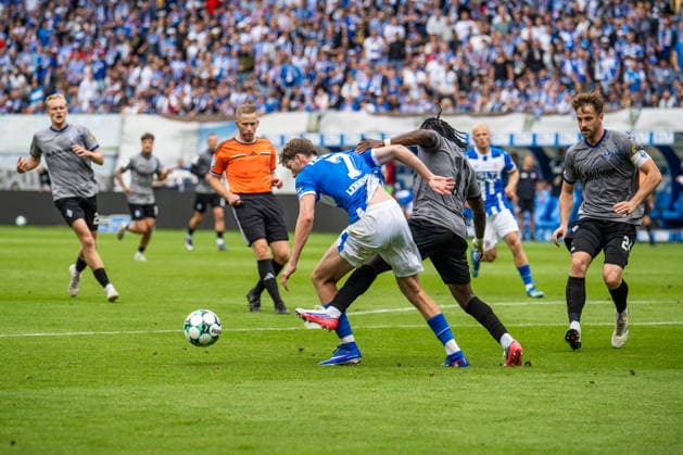 Rostock, Deutschland 16. August 2026: 3. Liga - 2026 2027 - Sp. 2 - FC Hansa Rostock gegen SV Waldhof Mannheim Im Bild: v. li. im Zweikampf Bernie Lennemann (Hansa Rostock) und Owono-Darnell Keumo (Waldhof Mannheim) *** Rostock, Germany, August 16, 2026, 3. Liga 2026–2027, Matchday 2: FC Hansa Rostock vs. SV Waldhof Mannheim. Pictured, from left, in a tackle: Bernie Lennemann of Hansa Rostock and Owono Darnell Keumo of Waldhof Mannheim. Copyright: xFotostandx xVoelkerx