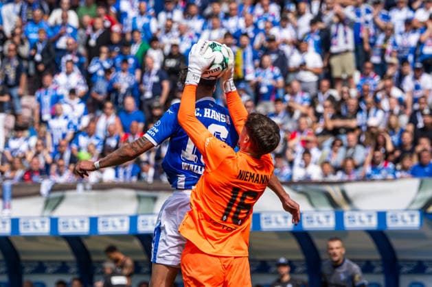 Rostock, Deutschland 16. August 2026: 3. Liga - 2026 2027 - Sp. 2 - FC Hansa Rostock gegen SV Waldhof Mannheim Im Bild: v. li. im Zweikampf Lukas Wallner (Hansa Rostock) und Torhüter Jan Niemann (Waldhof Mannheim) *** Rostock, Germany, August 16, 2026, 3. Liga 2026–2027, Matchday 2: FC Hansa Rostock vs. SV Waldhof Mannheim. Pictured, from left, in a tackle: Lukas Wallner of Hansa Rostock and goalkeeper Jan Niemann of Waldhof Mannheim. Copyright: xFotostandx xVoelkerx